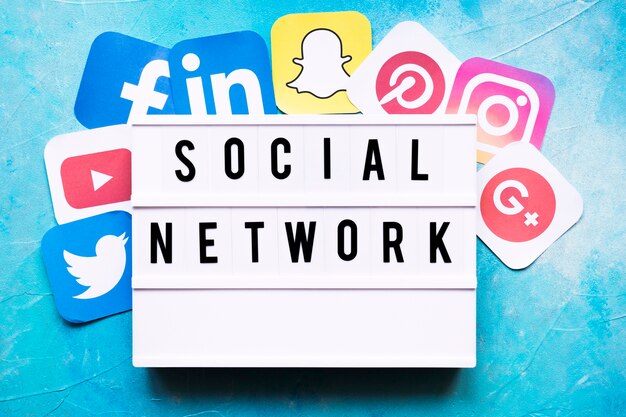 Texto de la red social con iconos de aplicaciones de red en la pared pintada