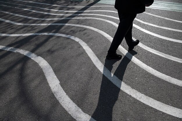 Textura de adoquín al aire libre con líneas onduladas y sombras