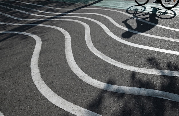 Textura de adoquín al aire libre con líneas onduladas y sombras