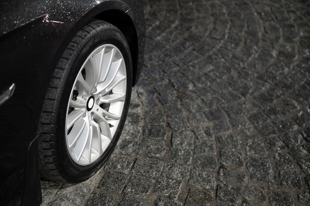 Textura de adoquín al aire libre con rueda de coche