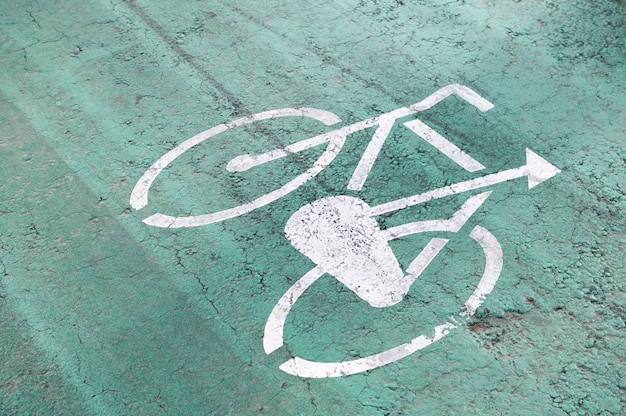 Textura de adoquines al aire libre con signo de bicicleta
