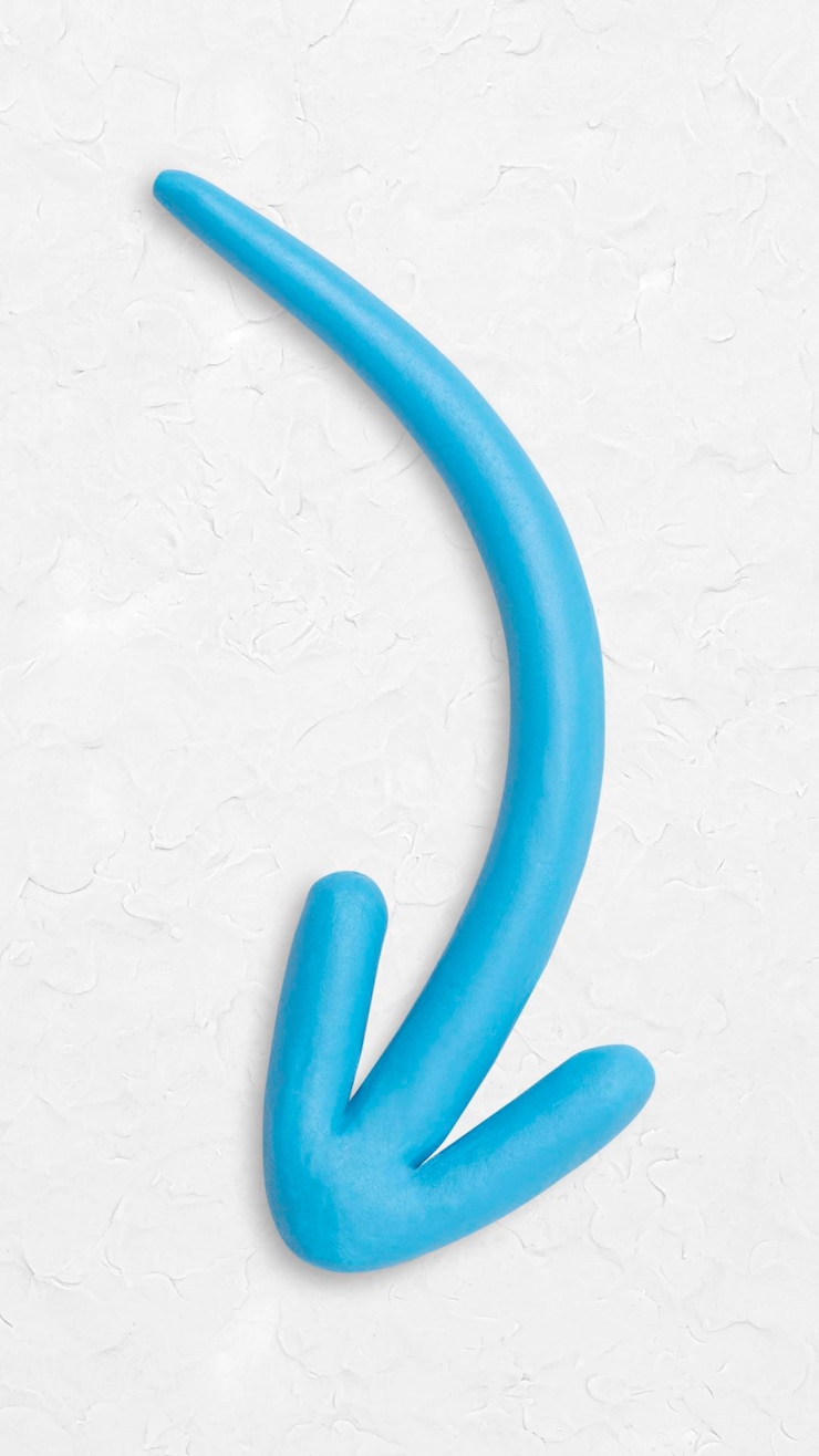 Foto gratuito textura de arcilla de flecha azul apuntando hacia abajo gráfico artesanal para niños