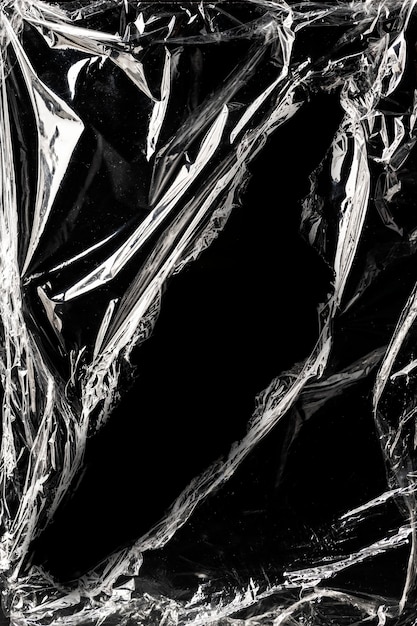 Textura de envoltura de plástico arrugada sobre un fondo negro