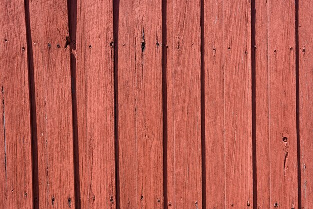 Textura de fondo de madera de rayas verticales de color rojo