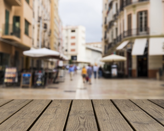 Foto gratuita textura de madera mirando hacia ciudad