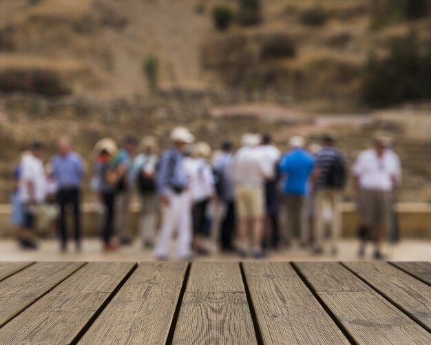 Textura de madera mirando hacia grupo de personas