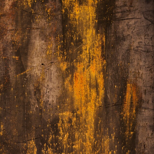 Textura de madera quemada con manchas doradas