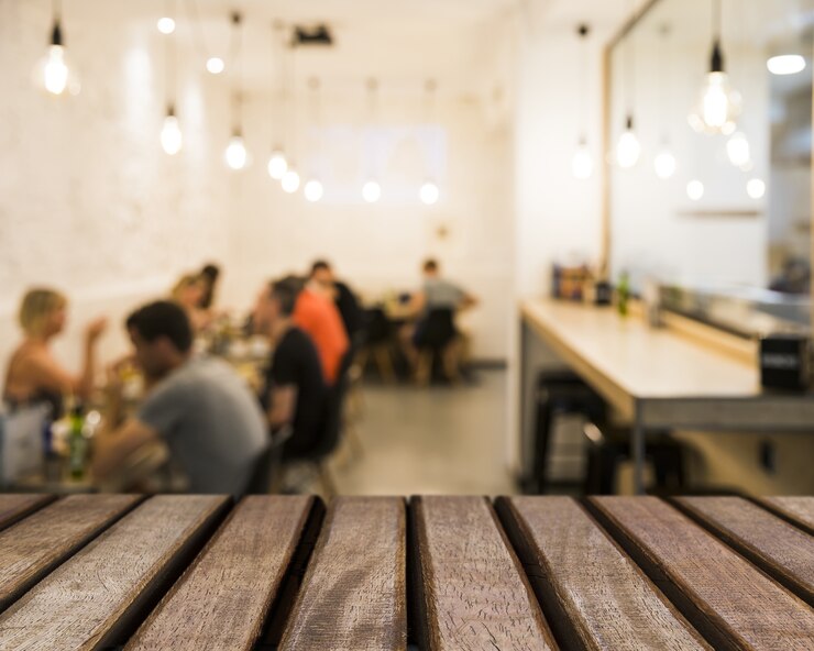Foto gratuito textura de mesa mirando hacia gente en mensa