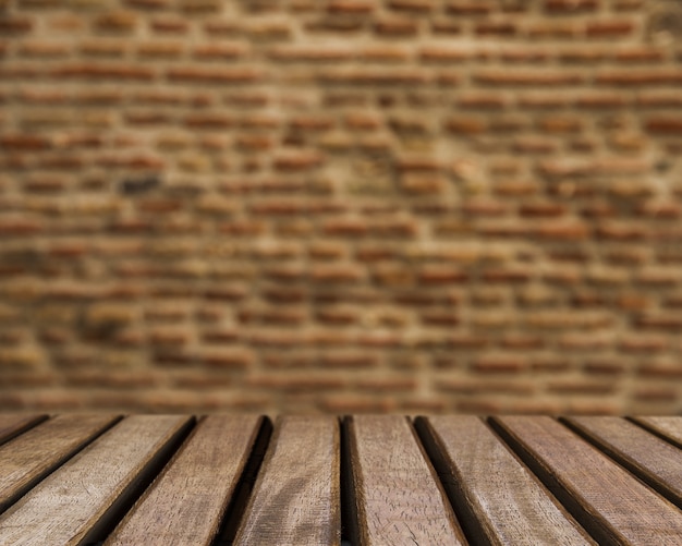 Textura de mesa mirando hacia pared de ladrillo