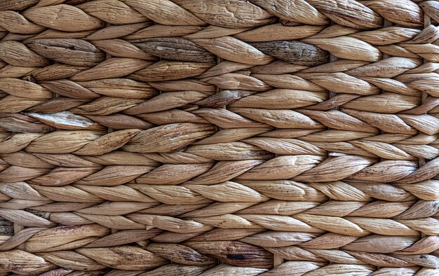 Textura de paja beige tejida, fondo de trenzas desde el primer plano del tallo de la planta.