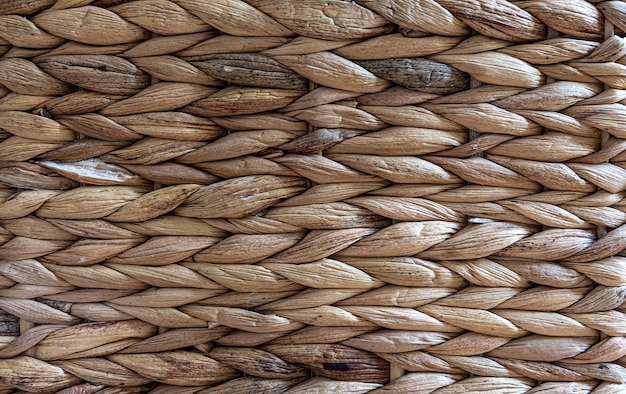 Textura de paja beige tejida, fondo de trenzas desde el primer plano del tallo de la planta.