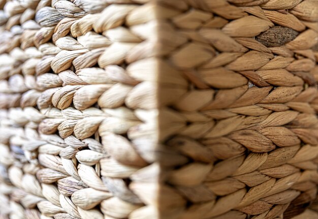 Textura de paja beige tejida, fondo de trenzas desde el primer plano del tallo de la planta.