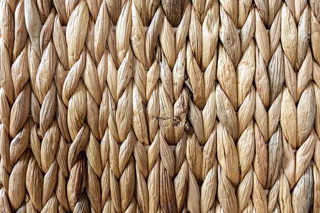 Textura de paja beige tejida, fondo de trenzas desde el primer plano del tallo de la planta.