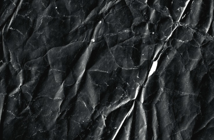 Foto gratuito textura de papel arrugado oscuro
