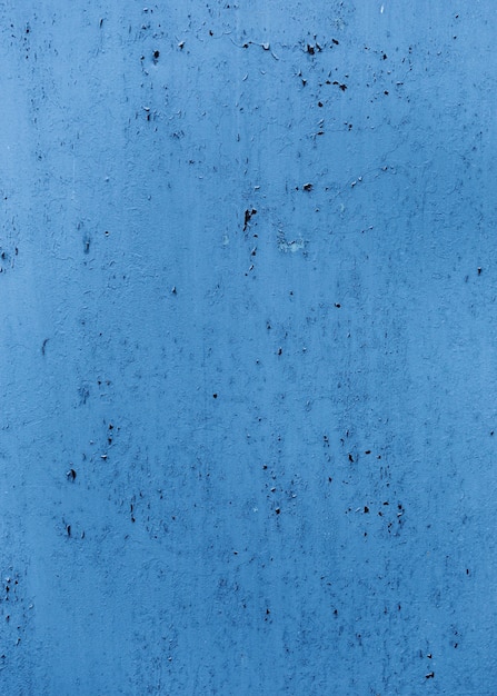 Textura de pared pintada de azul con grietas