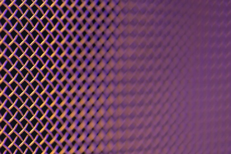 Foto gratuito textura de primer plano de una parrilla de metal de un altavoz de música en iluminación de colores