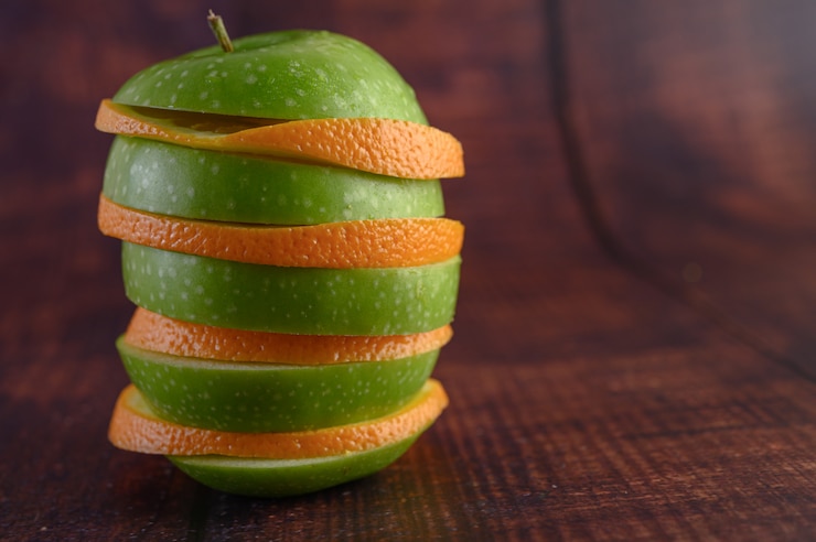 Photo Gratis the fruits are arranged in layers with apples and oranges.
