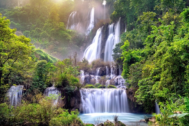 Foto gratuita thi lo su (tee lor su) en la provincia de tak. la cascada de thi lo su es la cascada más grande de tailandia.