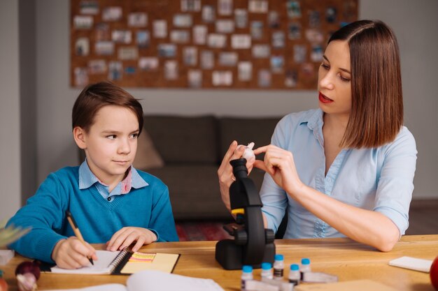 Tía y sobrino hacen la tarea juntos