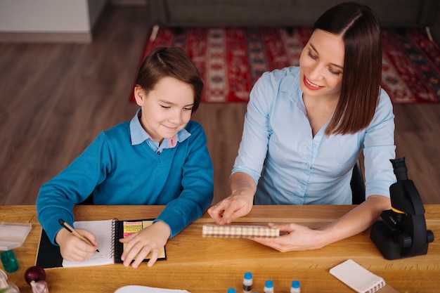 Tía y sobrino hacen la tarea juntos