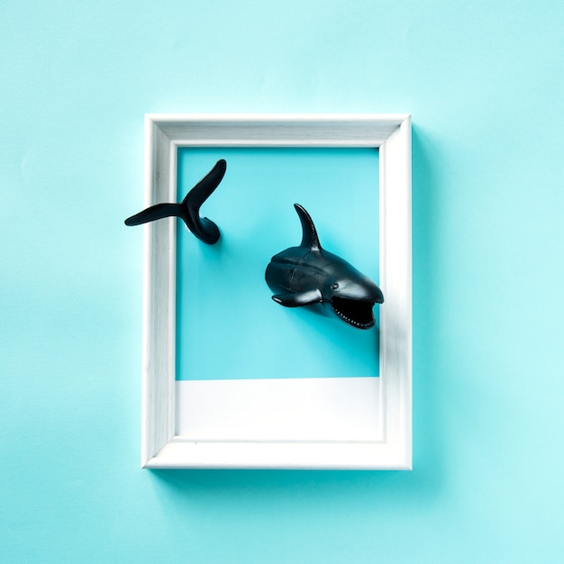 Foto gratuita tiburones de juguete nadando en un marco