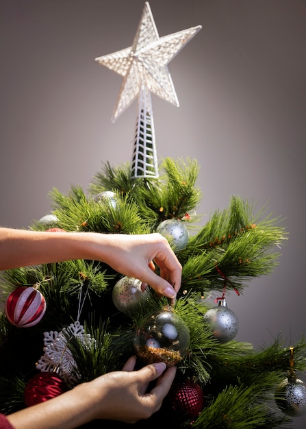 Foto gratuita tiempo de decoración de árboles de navidad de alto ángulo