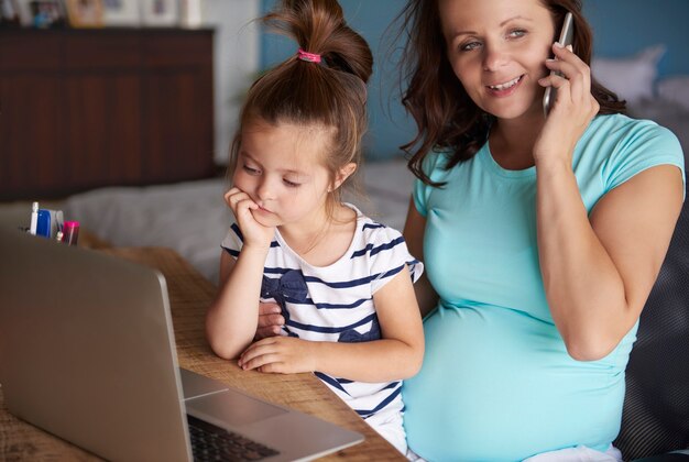 Tiempo encantador con madre e hija.