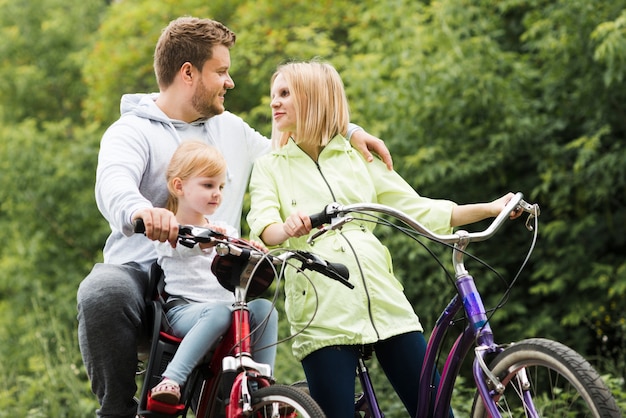 Foto gratuita tiempo en familia con bicicletas.