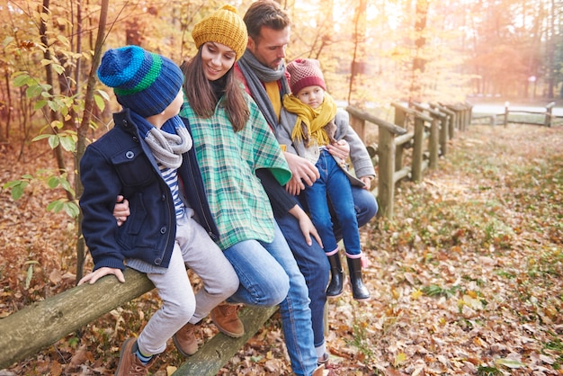 Tiempo en familia en el bosque.