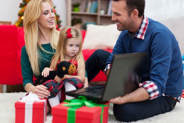 Tiempo feliz durante la Navidad para la familia joven