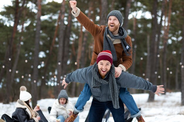 Tiempo de invierno de hombres felices de tiro medio