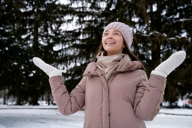 Tiempo de invierno de mujer sonriente de tiro medio