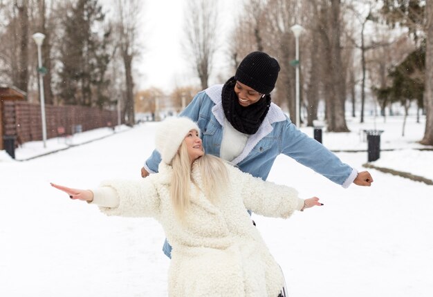 Tiempo de invierno de mujeres felices de tiro medio