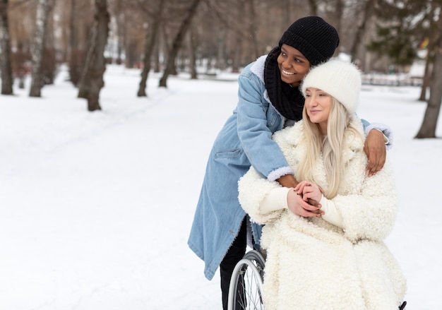 Foto gratuita tiempo de invierno de mujeres sonrientes de tiro medio