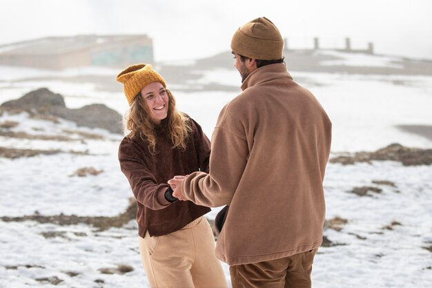 Tiempo de invierno de pareja sonriente de tiro medio