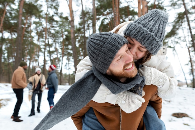 Tiempo de invierno de pareja sonriente de tiro medio