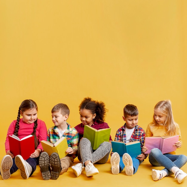 Tiempo de lectura para niños en el espacio de copia