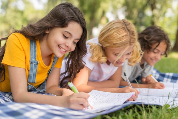 Foto gratuita tiempo de lectura para niños