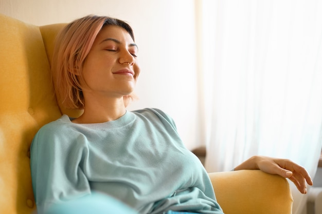 Foto gratuita tiempo libre en casa, relajándose en un sillón en vacaciones de verano