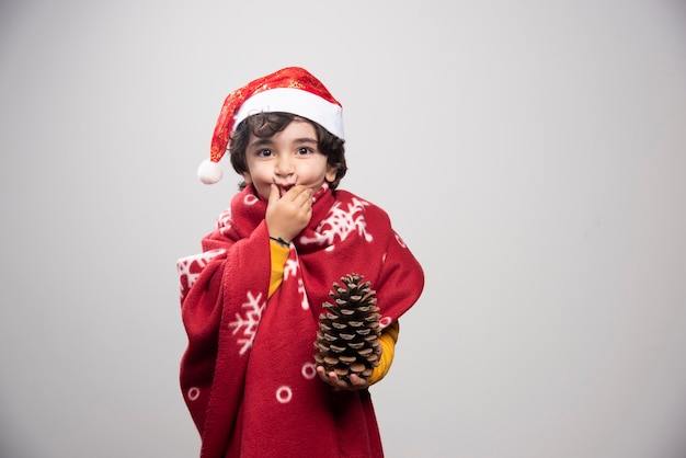 Foto gratuita tiempo de navidad con niño disfrazado con uniforme rojo de santa claus