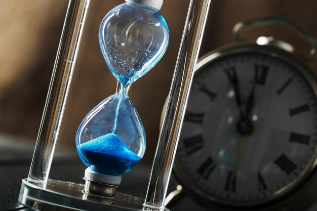 El tiempo pasa. Reloj de arena azul de cerca