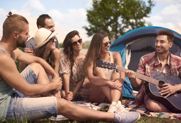 Tiempo de relax en el campamento con amigos.