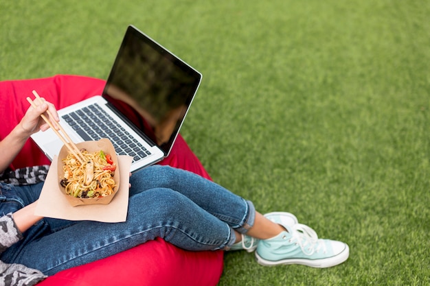 Tiempo de relax y comer en el parque.