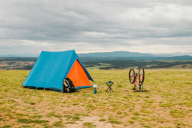 Tienda y bicicleta en el campo