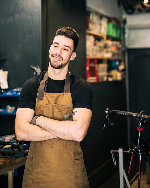 Foto gratuita tienda de bicicletas con dependiente