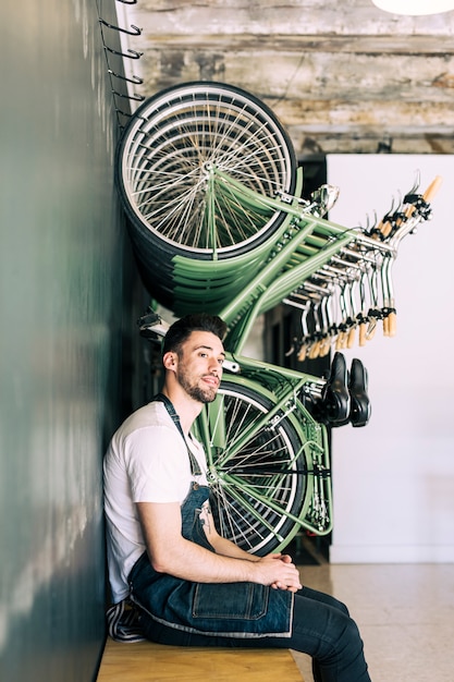 Foto gratuita tienda de bicicletas con dependiente