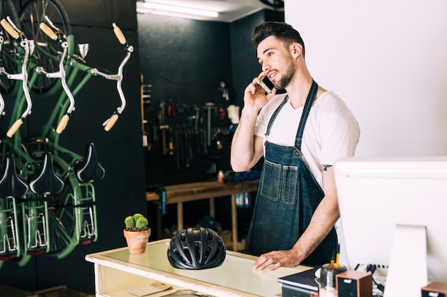 Foto gratuita tienda de bicicletas con dependiente