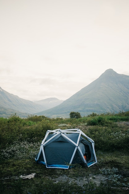 tienda de campaña, soporte de estructura inflable en la ladera de la montaña, ubicación de campamento hermosa e inspiradora para vibraciones al aire libre estilo de vida