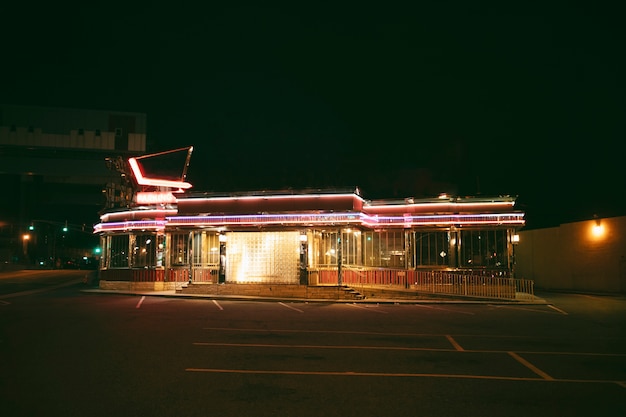 Tienda iluminada en la ciudad por la noche.