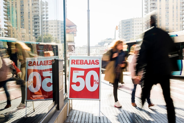 Foto gratuita tienda de ropa con cartel de rebajas